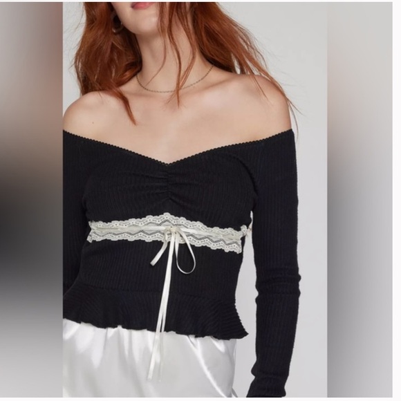 Kimchi Blue Urban outfitters Off-Shoulder Top with Lace Detail black - Picture 2 of 4